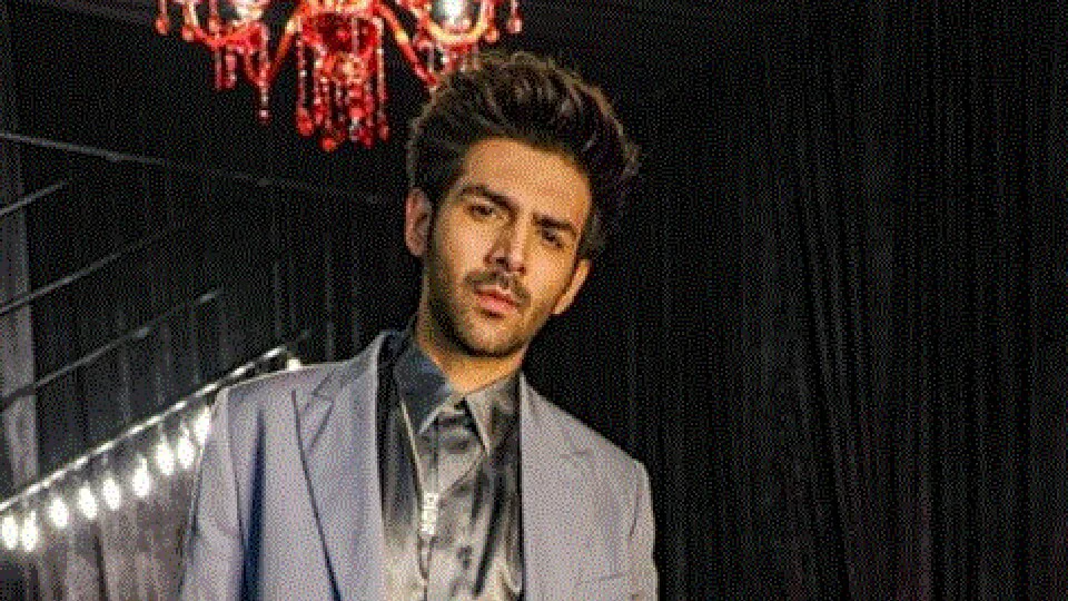 Kartik Aaryan wished his fan on her wedding anniversary amid lockdown.