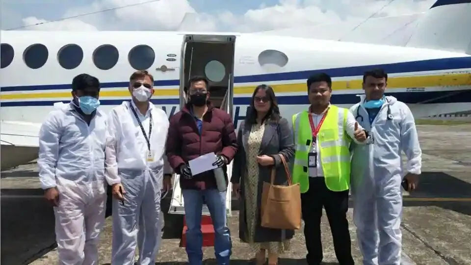 Dingko Singh and his wife Ngangom Babai Devi along with the Spice Jer Air Ambulence Crew just before taking off from Imphal on Saturday afternoon.
