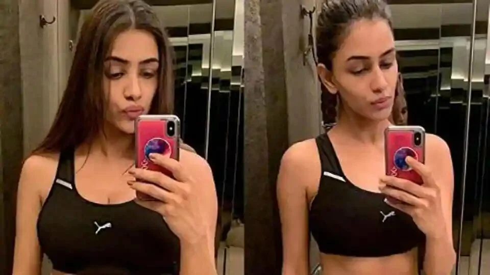 Smriti Khanna shares gorgeous picture sof herself just days after delivery.