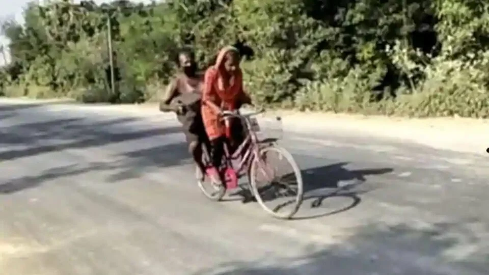 15-year-old Jyoti Kumari cycling her injured father.