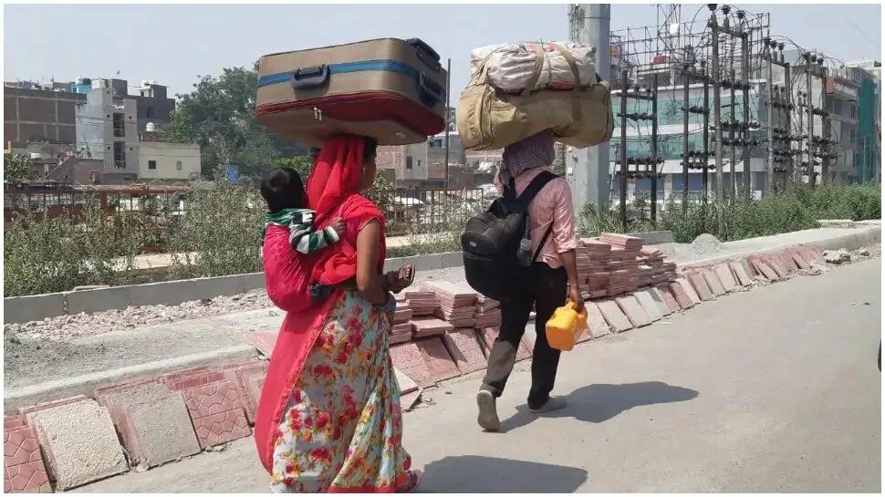 Migrants duped by travel agents in Delhi, woman walks with kid on her back 28 kms in NCR