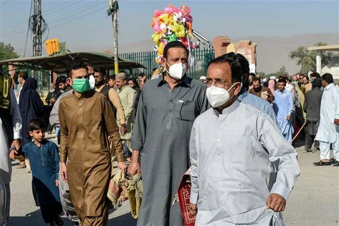Pak warns to reimpose lockdown if flouting of coronavirus safety measures continues: official