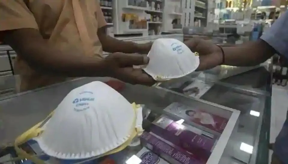 The work of making PPE kits was also going on in Lucknow Model Jail.