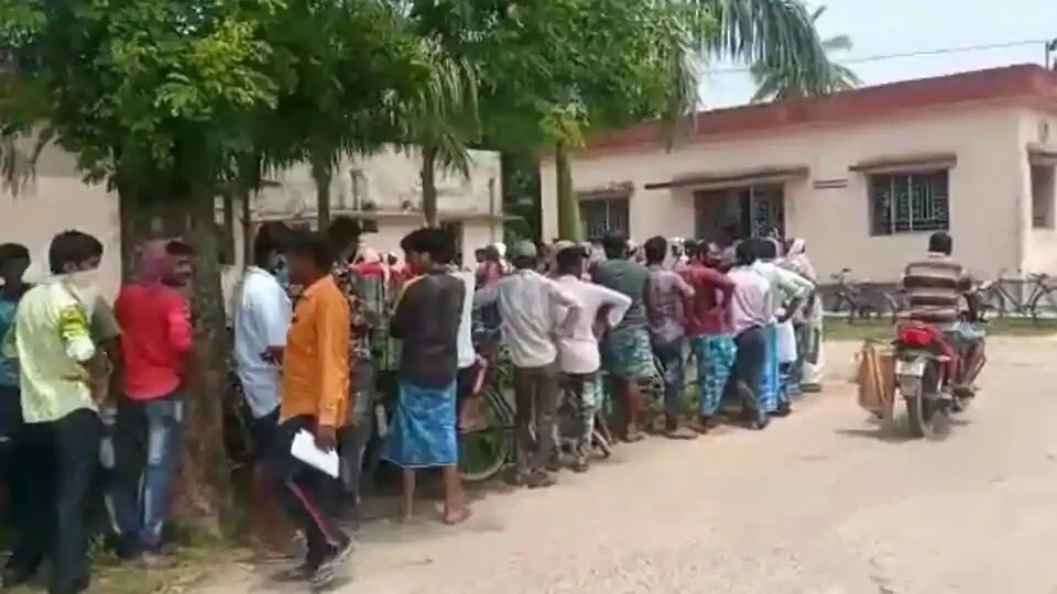 Murshidabad is among the biggest contributors to the migrant workforce from Bengal. Every day, people in different community blocks of the district can be seen in long queues outside government health centres to procure fitness certificates. (HT Photo)