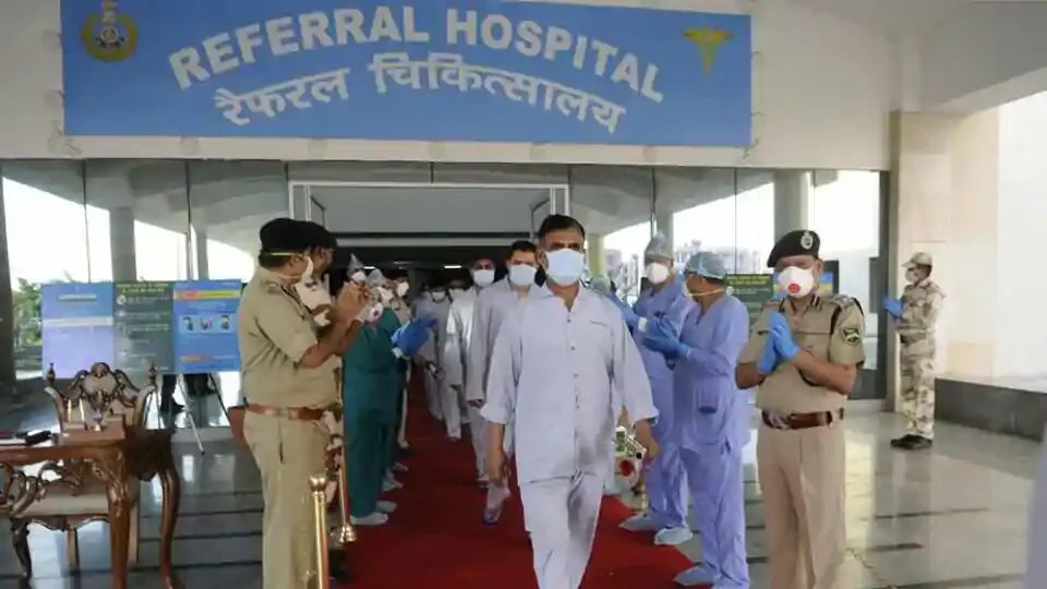 Paramilitary personnel leave a treatment facility in Greater Noida after recovering from Covid-19.