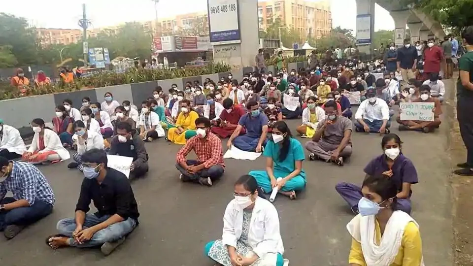 The junior doctors have withdrawn their strike after Telangana health minister promised to consider their demands.