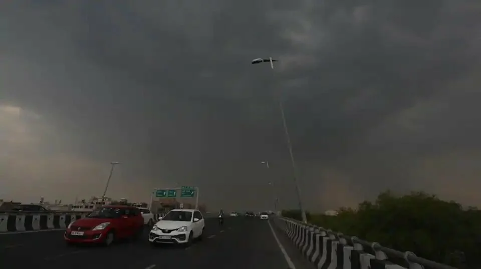Dark clouds over Mahipalpur, near NH 48, in New Delhi. Monsoon could even reach the Delhi suburb of Noida around June 19 or 20.