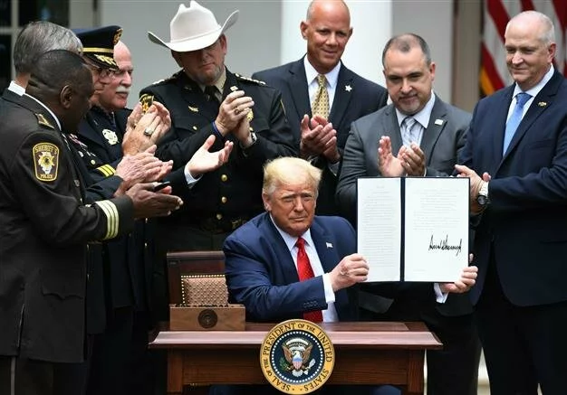 Trump to sign order on police changes as Democrats urge more
