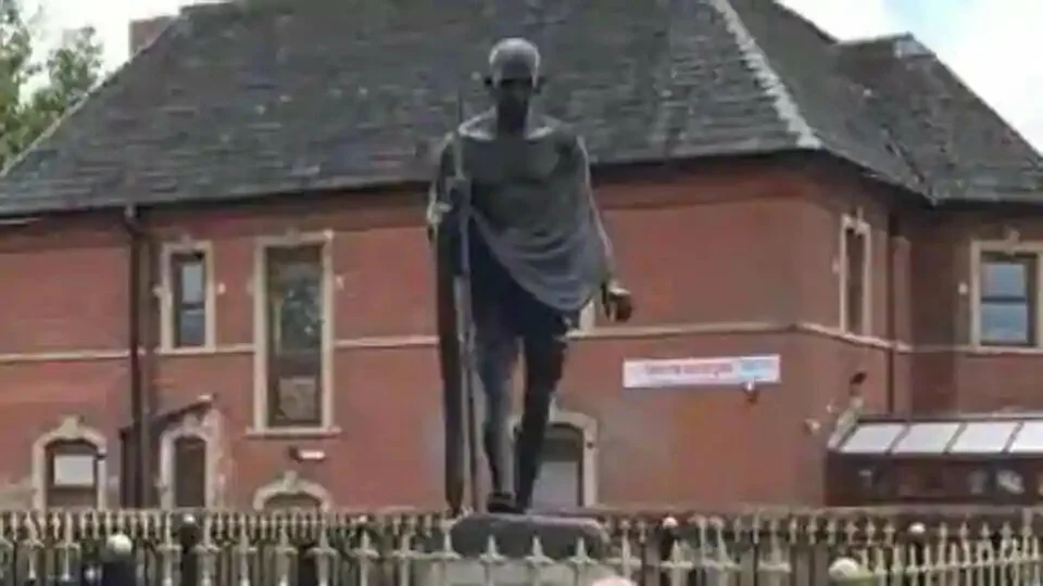 Peter Soulsby, mayor of Leicester, gave the assurance that the statue installed on Belgrave Road in 2009 will not be removed in a letter to former Labour MP from Leicester East, Keith Vaz. The city in the east Midlands has a large population of Indian origin.