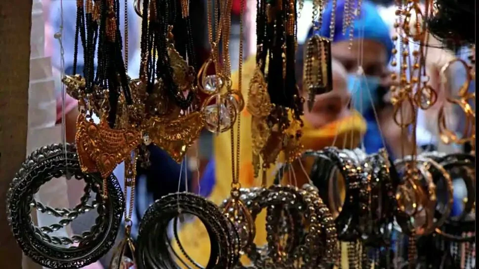 Kashmir markets reopen on eve of Eid amid COVID-19 concerns