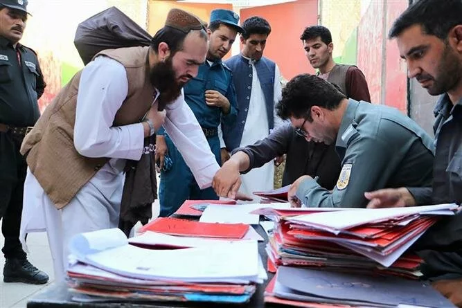 Afghans halt prisoner release, delaying talks with Taliban