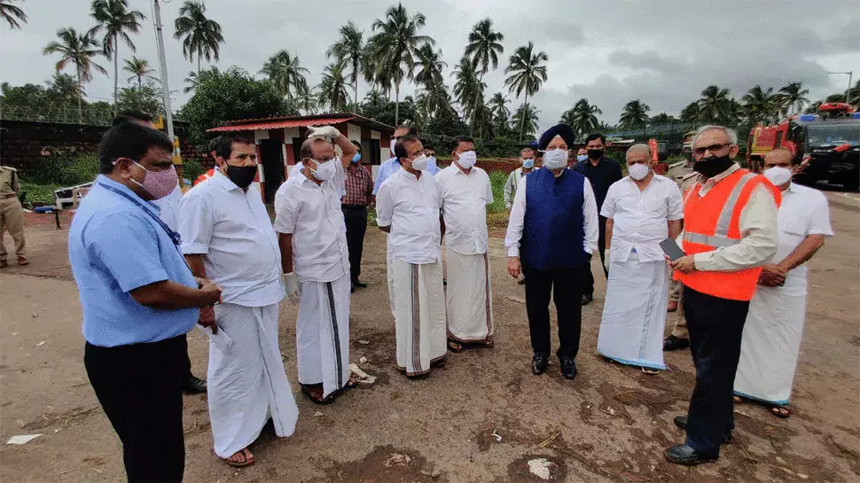 Aviation Minister Hardeep Puri, Kerala CM Pinarayi Vijayan arrive at Kozhikode plane crash site