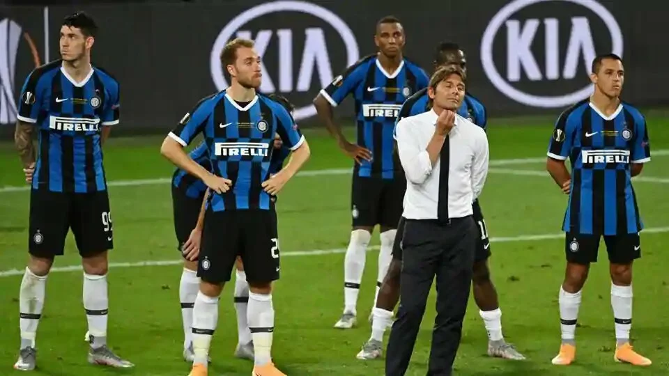 Inter Milan coach Antonio Conte and his players look dejected after the match.