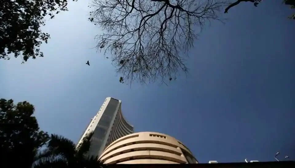 FILE PHOTO: The Bombay Stock Exchange (BSE) building in Mumbai, India, January 31, 2020. REUTERS/Francis Mascarenhas/File photo