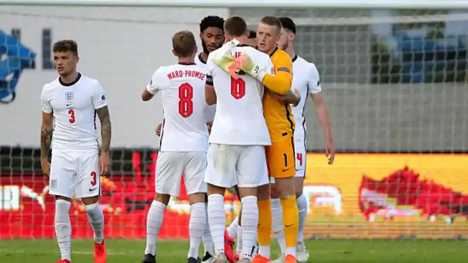 Jordan Pickford of England celebrates victory with Eric Dier of England during the UEFA Nations League group stage match against Iceland