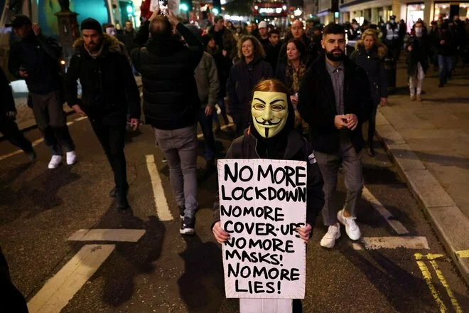Anti-lockdown protests erupt in UK,100 held