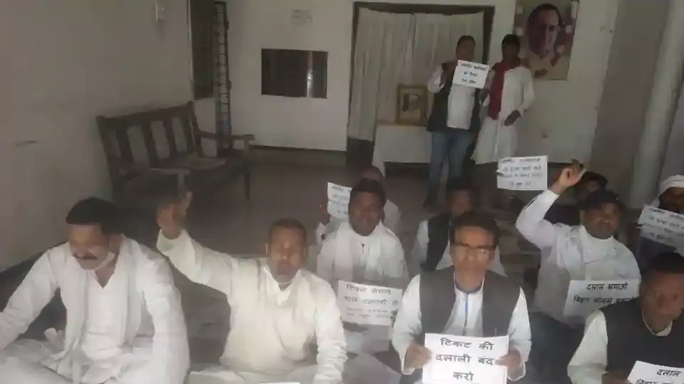 A group of Congress leaders staged a sit-in on Sunday at the Sadaqat Ashram, the state headquarters of the Congress party in Patna, demanding a complete revamp of the Bihar unit of the party.